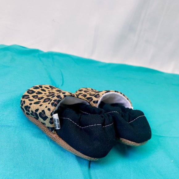 TRENDY BABY MOCC SHOP || Tan Leopard Print Infant Moccasins | 3 - 6 mo | Organic - Picture 6 of 11